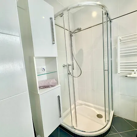 60 M2 Premium Near Airport - Free Parking